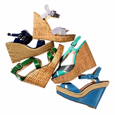 Giống như dép xỏ ngón hay sandal bệt, những đôi sandal đế xuồng dường như là "vũ khí" riêng của con gái trong mùa hè. Vừa tôn dáng vì phần đế vẫn cao, nhưng lại mát mẻ và thoáng chân với thiết kế của một đôi sandal. Ảnh: Yume