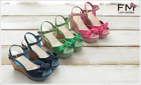 Hơn nữa phần đế xuồng cao trên dưới 10cm nhưng lại tạo cảm giác khỏe khoắn hơn rất nhiều so với những đôi giày cao gót. Chính vì thế mà những nàng có chiều cao tương đối, hay hơi mập mạp vẫn có thể ăn gian chiều cao của mình mà không quá khó nhọc với độ cao của nó. Chùm ảnh: Fstyle