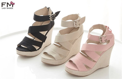 Phần trên của những đôi sandal thường là các chi tiết đơn giản, không quá cầu kì như những loại giày dép khác. Chủ yếu là các loại dây đan chéo, điểm thêm một số chi tiết nhỏ để thêm phần mềm mại.