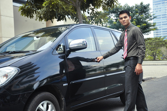 Chàng có thể kết hợp thêm cà vạt màu sắc nổi bật với những đường kẻ xéo để thêm gây ấn tượng với những ánh nhìn. Xem thêm: Thời trang công sở nữ/Giải pháp chăm sóc da cho Nam giới/Trị mụn cho nam giới Chàng có thể kết hợp thêm cà vạt màu sắc nổi bật với những đường kẻ xéo để thêm gây ấn tượng với những ánh nhìn. Xem thêm: Thời trang công sở nữ/Giải pháp chăm sóc da cho Nam giới/Trị mụn cho nam giới