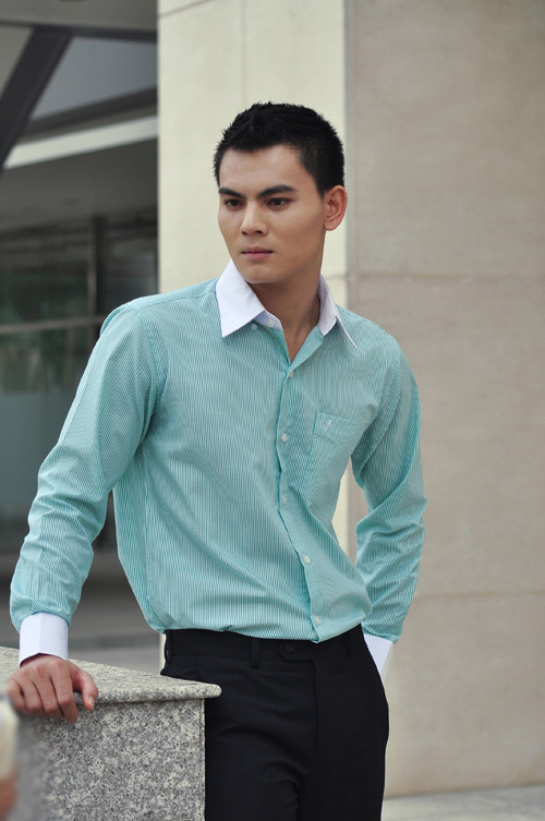 Những bộ cánh sơ mi một màu trẻ trung cũng rất hợp cho các chàng đi làm vào những ngày xuân hè nắng ráo, đặc biệt là những nơi có thời tiết khô nóng như TP HCM. Những bộ cánh sơ mi một màu trẻ trung cũng rất hợp cho các chàng đi làm vào những ngày xuân hè nắng ráo, đặc biệt là những nơi có thời tiết khô nóng như TP HCM.