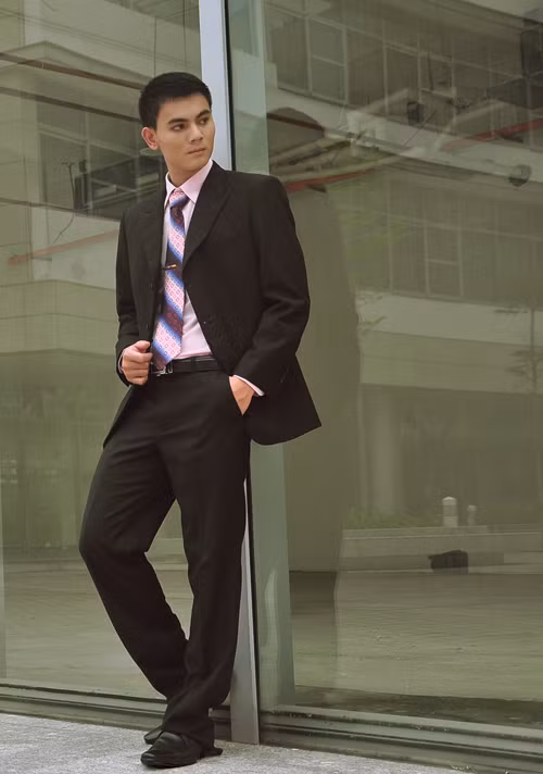 Nhưng với áo sơ mi màu hồng, cà vạt ton sur ton hoặc màu đậm hơn sẽ gây được ấn tượng. Xem thêm: Thời trang công sở nữ/Giải pháp chăm sóc da cho Nam giới/Trị mụn cho nam giới