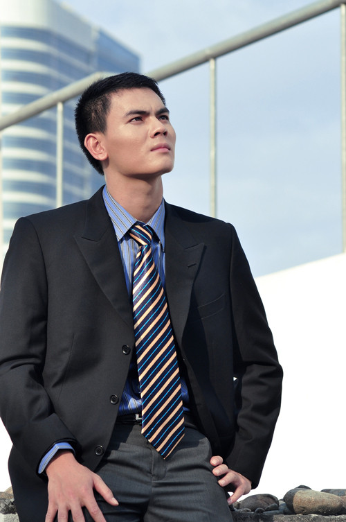 Vest sang trọng và lịch lãm là những lựa chọn phù hợp cho chàng trước các buổi tiệc, hội nghị công ty và khách hàng. Chị em nên chọn những mẫu vest tối màu như đen, xám đen, ghi... để có thể sử dụng được trong thời gian dài cũng như thuận tiện hơn ở việc phối với áo sơ mi, cà vạt. Vest sang trọng và lịch lãm là những lựa chọn phù hợp cho chàng trước các buổi tiệc, hội nghị công ty và khách hàng. Chị em nên chọn những mẫu vest tối màu như đen, xám đen, ghi... để có thể sử dụng được trong thời gian dài cũng như thuận tiện hơn ở việc phối với áo sơ mi, cà vạt.