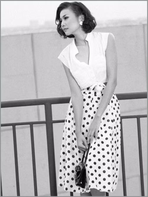 Thanh Hằng trong một chiếc váy cổ điển từ họa tiết châm bi đen - trắng cho đến kiểu dáng. Xem thêm: Mỹ nhân Việt đẹp rạng ngời/Mỹ nhân Việt mặc gì?