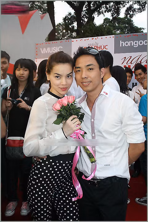 Hồ Ngọc Hà đặc biệt yêu thích diện chiếc quần chấm bi ôm sát này. Nó giúp cô khoe đôi chân thon thả của mình và lại rất tiện lợi. Xem thêm: Mỹ nhân Việt đẹp rạng ngời/Mỹ nhân Việt mặc gì?