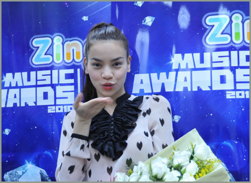 Bạn thân của Thanh Hằng - Hồ Ngọc Hà cũng sành điệu chẳng kém. Cô có rất nhiều trang phục mang họa tiết này, đặc biệt là chiếc áo sơ mi chấm bi hình trái tim rất lạ. Bạn thân của Thanh Hằng - Hồ Ngọc Hà cũng sành điệu chẳng kém. Cô có rất nhiều trang phục mang họa tiết này, đặc biệt là chiếc áo sơ mi chấm bi hình trái tim rất lạ.