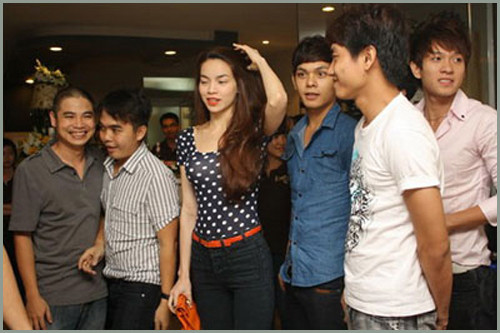 Chấm bi sáng trên nền tối không những trẻ trung mà còn mang lại vẻ sang trọng cho người mặc. Xem thêm: Mỹ nhân Việt đẹp rạng ngời/Mỹ nhân Việt mặc gì? Chấm bi sáng trên nền tối không những trẻ trung mà còn mang lại vẻ sang trọng cho người mặc. Xem thêm: Mỹ nhân Việt đẹp rạng ngời/Mỹ nhân Việt mặc gì?