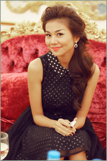 Diễn viên/siêu mẫu Thanh Hằng vốn nổi tiếng là người sành điệu và mặc đẹp nhất nhì showbiz Việt cũng mê mệt trào lưu thời trang này. Cô thường xuyên diện những bộ váy mang họa tiết này, vừa giúp cô giữ được vẻ đẹp rạng rỡ, lại thêm phần trẻ trung hơn rất nhiều. Diễn viên/siêu mẫu Thanh Hằng vốn nổi tiếng là người sành điệu và mặc đẹp nhất nhì showbiz Việt cũng mê mệt trào lưu thời trang này. Cô thường xuyên diện những bộ váy mang họa tiết này, vừa giúp cô giữ được vẻ đẹp rạng rỡ, lại thêm phần trẻ trung hơn rất nhiều.