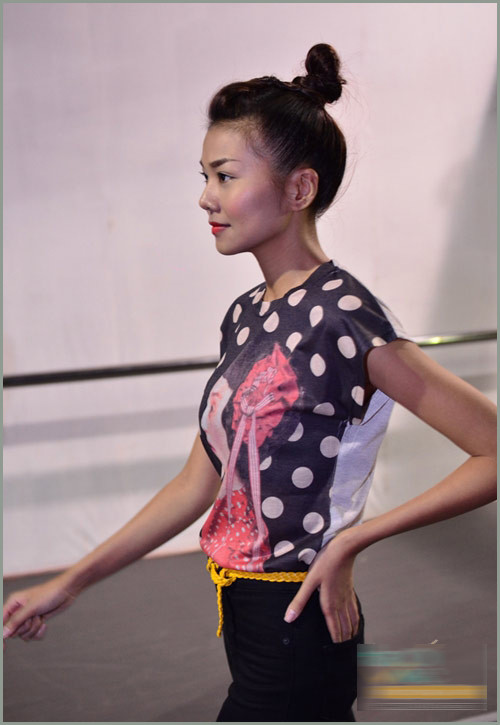 Ngoài ra còn điểm nhấn thêm những họa tiết khác để thêm phần cá tính. Xem thêm: Mỹ nhân Việt đẹp rạng ngời/Mỹ nhân Việt mặc gì? Ngoài ra còn điểm nhấn thêm những họa tiết khác để thêm phần cá tính. Xem thêm: Mỹ nhân Việt đẹp rạng ngời/Mỹ nhân Việt mặc gì?