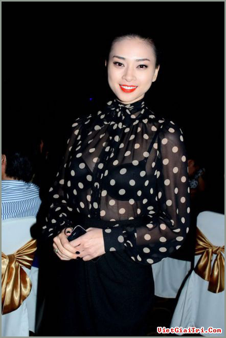 Với màu son đỏ và họa tiết chấm bi trắng - đen thế này, Ngô Thanh Vân làm người hâm mộ nghi ngờ biệt danh "đả nữ" của mình bởi vẻ xinh đẹp và sang trọng. Xem thêm: Mỹ nhân Việt đẹp rạng ngời/Mỹ nhân Việt mặc gì? Với màu son đỏ và họa tiết chấm bi trắng - đen thế này, Ngô Thanh Vân làm người hâm mộ nghi ngờ biệt danh "đả nữ" của mình bởi vẻ xinh đẹp và sang trọng. Xem thêm: Mỹ nhân Việt đẹp rạng ngời/Mỹ nhân Việt mặc gì?