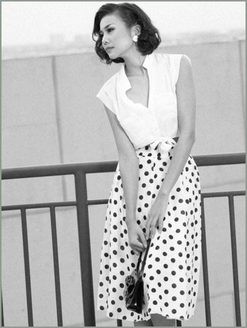 Thanh Hằng trong một chiếc váy cổ điển từ họa tiết châm bi đen - trắng cho đến kiểu dáng. Xem thêm: Mỹ nhân Việt đẹp rạng ngời/Mỹ nhân Việt mặc gì? Thanh Hằng trong một chiếc váy cổ điển từ họa tiết châm bi đen - trắng cho đến kiểu dáng. Xem thêm: Mỹ nhân Việt đẹp rạng ngời/Mỹ nhân Việt mặc gì?