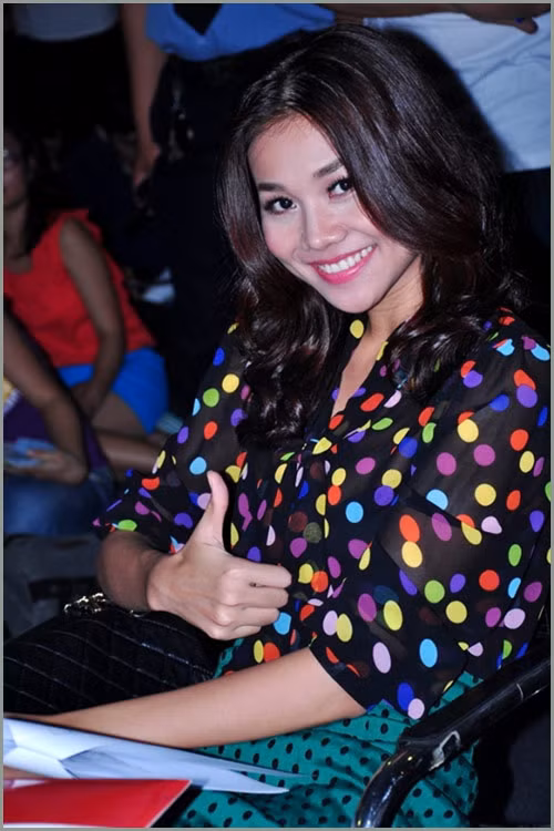 Chấm bi đang ngày càng đa dạng về cả màu sắc lẫn kiểu dáng. Từ váy, áo đến quần và phụ kiện; màu sắc cũng biến đổi từ đen - trắng, trắng - đen đến chấm bi đủ màu sắc trên nền phong phú.