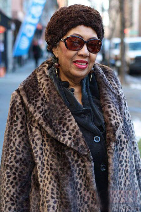 Áo khoác lông da báo, cùng các phụ kiện như kính, mũ rất cùng tông. Xem thêm: Khi Sao Việt "cố tình" già trước tuổi/Tuổi già "sợ" những người đẹp này Áo khoác lông da báo, cùng các phụ kiện như kính, mũ rất cùng tông. Xem thêm: Khi Sao Việt "cố tình" già trước tuổi/Tuổi già "sợ" những người đẹp này