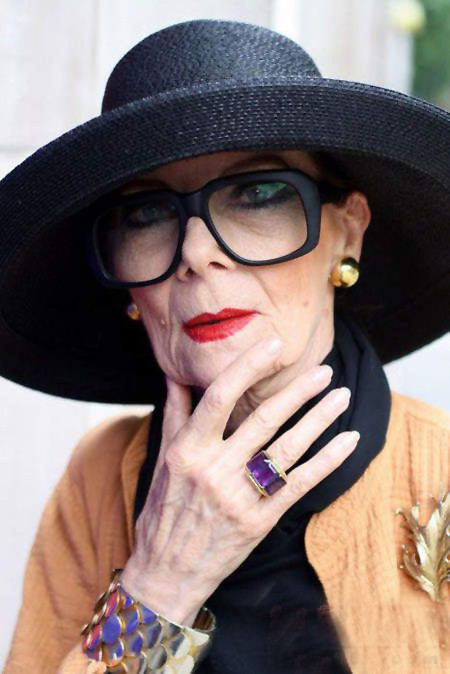 Gương mặt trang điểm đậm với màu son đỏ nóng bỏng và phụ kiện to bản rất cá tính. Xem thêm: Khi Sao Việt "cố tình" già trước tuổi/Tuổi già "sợ" những người đẹp này Gương mặt trang điểm đậm với màu son đỏ nóng bỏng và phụ kiện to bản rất cá tính. Xem thêm: Khi Sao Việt "cố tình" già trước tuổi/Tuổi già "sợ" những người đẹp này