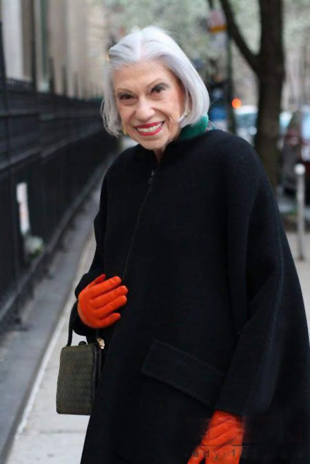 Tuy mái tóc đã bạc cước nhưng cụ bà này vẫn tự tin với khuôn mặt son phấn. Cụ cũng rất khéo léo khi kết hợp chiếc áo khoác màu đen với găng tay màu cam nổi bật. Chùm ảnh: iOne Tuy mái tóc đã bạc cước nhưng cụ bà này vẫn tự tin với khuôn mặt son phấn. Cụ cũng rất khéo léo khi kết hợp chiếc áo khoác màu đen với găng tay màu cam nổi bật. Chùm ảnh: iOne