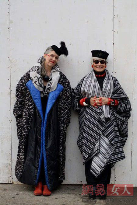 2 cụ bà với bộ trang phục được kết hợp rất lạ mắt. Đúng là streetstyle không giới hạn! Xem thêm: Khi Sao Việt "cố tình" già trước tuổi/Tuổi già "sợ" những người đẹp này 2 cụ bà với bộ trang phục được kết hợp rất lạ mắt. Đúng là streetstyle không giới hạn! Xem thêm: Khi Sao Việt "cố tình" già trước tuổi/Tuổi già "sợ" những người đẹp này