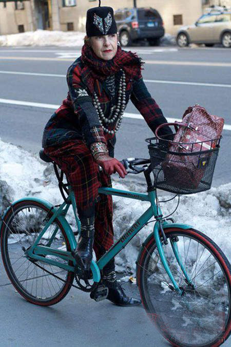 Cụ bà sành điệu khi đi xe đạp dạo chơi trên phố với chiếc mũ thời trang, trang phục họa tiết kẻ và vòng hạt dài. Xem thêm: Khi Sao Việt "cố tình" già trước tuổi/Tuổi già "sợ" những người đẹp này Cụ bà sành điệu khi đi xe đạp dạo chơi trên phố với chiếc mũ thời trang, trang phục họa tiết kẻ và vòng hạt dài. Xem thêm: Khi Sao Việt "cố tình" già trước tuổi/Tuổi già "sợ" những người đẹp này