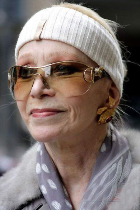 Cụ bà ấn tượng với kính tâm và hoa tai to bản, cùng băng đô sành điệu. Xem thêm: Khi Sao Việt "cố tình" già trước tuổi/Tuổi già "sợ" những người đẹp này Cụ bà ấn tượng với kính tâm và hoa tai to bản, cùng băng đô sành điệu. Xem thêm: Khi Sao Việt "cố tình" già trước tuổi/Tuổi già "sợ" những người đẹp này