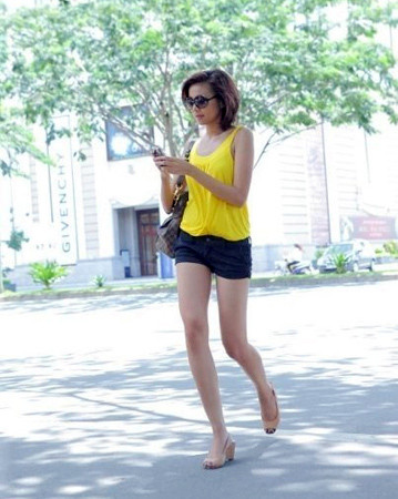 Người có đôi chân dài nhất trong làng người mẫu Việt - Thanh Hằng không thể bỏ qua style quần này. Ảnh: Internet Xem thêm: Sao Việt ngày càng sexy quá đà/Khoe chân dài với quần Jeans đẹp/Khi sao Việt không mặc...quần Người có đôi chân dài nhất trong làng người mẫu Việt - Thanh Hằng không thể bỏ qua style quần này. Ảnh: Internet Xem thêm: Sao Việt ngày càng sexy quá đà/Khoe chân dài với quần Jeans đẹp/Khi sao Việt không mặc...quần