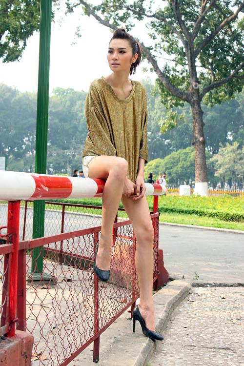 Siêu mẫu kết hợp quần short lụa cùng áo oversize ánh kim, giày đen đơn giản, khoe đôi chân dài và thẳng tắp. Ảnh: 24h Siêu mẫu kết hợp quần short lụa cùng áo oversize ánh kim, giày đen đơn giản, khoe đôi chân dài và thẳng tắp. Ảnh: 24h
