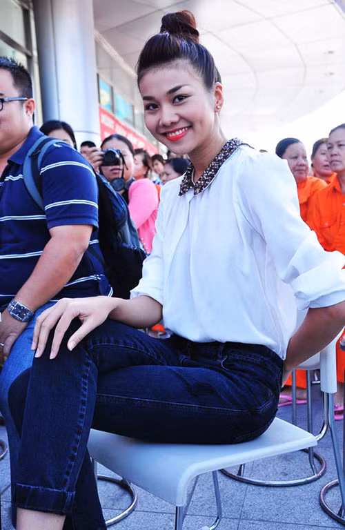 Chiếc áo sơ mi của Thanh Hằng rất đơn giản nhưng vẫn thu hút nhờ chiếc cổ áo Peter Pan lấp lánh Xem thêm: Xu hướng trang điểm/Sao Việt với váy vintage style/Sao Việt diện thời trang chấm bi