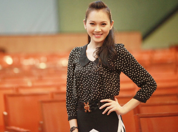 Xuất hiện trong vai trò giám khảo cuộc thi nhan sắc sinh viên, cô siêu mẫu 21 tuổi diện chiếc áo chấm bi cổ peter-pan - xu hướng nổi bật mùa này, cùng chân váy băng quấn ôm sát, khoe đôi chân dài. Ảnh: 24h Xuất hiện trong vai trò giám khảo cuộc thi nhan sắc sinh viên, cô siêu mẫu 21 tuổi diện chiếc áo chấm bi cổ peter-pan - xu hướng nổi bật mùa này, cùng chân váy băng quấn ôm sát, khoe đôi chân dài. Ảnh: 24h