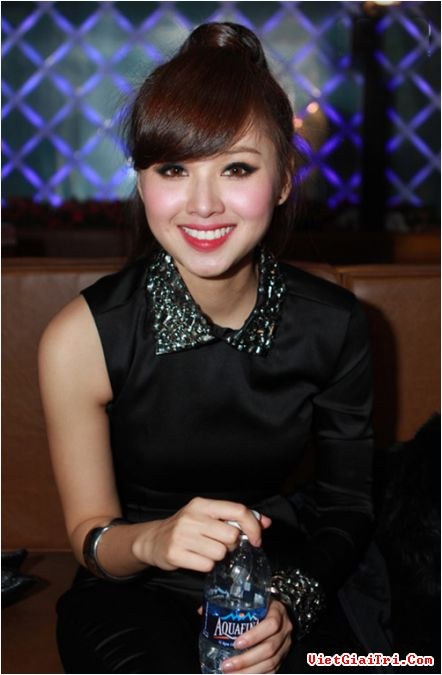 Xem thêm: Xu hướng trang điểm/Sao Việt với váy vintage style/Sao Việt diện thời trang chấm bi Xem thêm: Xu hướng trang điểm/Sao Việt với váy vintage style/Sao Việt diện thời trang chấm bi