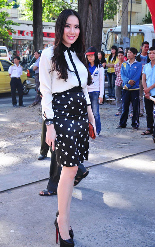 Những kiểu áo sơ mi thiết kế đơn giản lên ngôi trong mùa này. Sơ mi trắng kiểu dáng truyền thống của Chung Thục Quyên vẫn rất nổi bật với phần cổ áo Peter Pan, măng-xéc và tà áo màu đen. Cô khéo léo kết hợp nó cùng chân váy bút chì màu đen in họa tiết ngôi sao bắt mắt Chùm ảnh: Phununet Những kiểu áo sơ mi thiết kế đơn giản lên ngôi trong mùa này. Sơ mi trắng kiểu dáng truyền thống của Chung Thục Quyên vẫn rất nổi bật với phần cổ áo Peter Pan, măng-xéc và tà áo màu đen. Cô khéo léo kết hợp nó cùng chân váy bút chì màu đen in họa tiết ngôi sao bắt mắt Chùm ảnh: Phununet