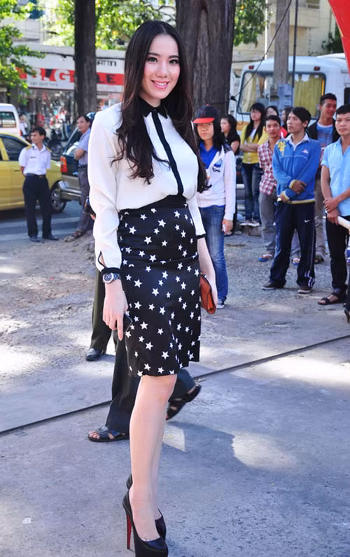 Những kiểu áo sơ mi thiết kế đơn giản lên ngôi trong mùa này. Sơ mi trắng kiểu dáng truyền thống của Chung Thục Quyên vẫn rất nổi bật với phần cổ áo Peter Pan, măng-xéc và tà áo màu đen. Cô khéo léo kết hợp nó cùng chân váy bút chì màu đen in họa tiết ngôi sao bắt mắt Chùm ảnh: Phununet