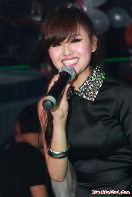 Tâm Tít xuất hiện đầy độc đáo với chiếc váy "một mất một còn". Cô còn rất nổi bật với chiếc cổ áo Peter Pan đính đá trên nền màu đen. Cổ Peter Pan đính đá là một biến thể rất thú vị của loại cổ áo này. Chùm ảnh: Vietgiaitri Tâm Tít xuất hiện đầy độc đáo với chiếc váy "một mất một còn". Cô còn rất nổi bật với chiếc cổ áo Peter Pan đính đá trên nền màu đen. Cổ Peter Pan đính đá là một biến thể rất thú vị của loại cổ áo này. Chùm ảnh: Vietgiaitri