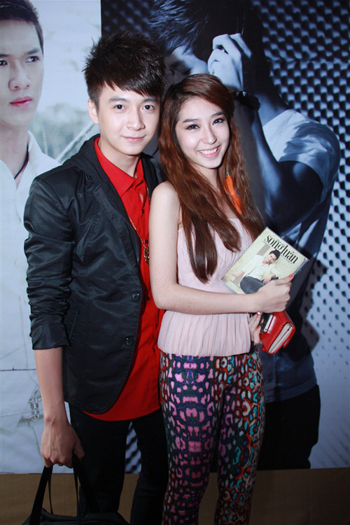 Khổng Tú Quỳnh chọn áo màu hồng phấn hợp tone với chiếc quần bó có sắc hồng. Xem thêm: Khi Sao ghét mặc...quần/Những kiểu quần "hot" nhất năm 2011