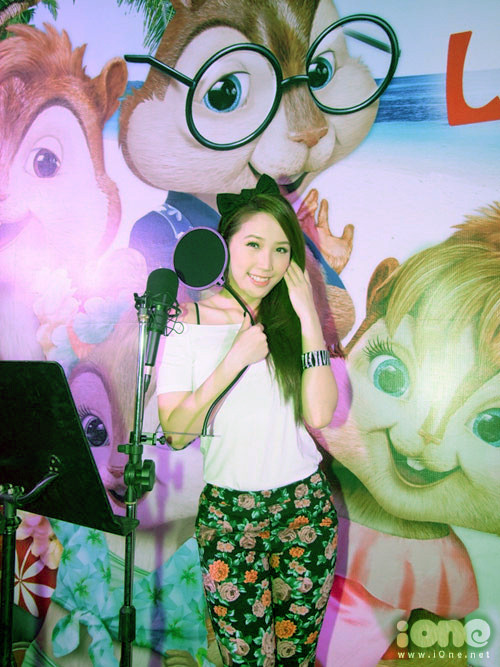 Bảo Thy chọn cách mix an toàn với quần hoa là một chiếc áo trắng. Xem thêm: Khi Sao ghét mặc...quần/Những kiểu quần "hot" nhất năm 2011