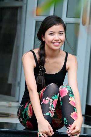 Kiều Khanh vừa khỏe khoắn vừa nữ tính với tanktop đen, legging hoa. Xem thêm: Khi Sao ghét mặc...quần/Những kiểu quần "hot" nhất năm 2011