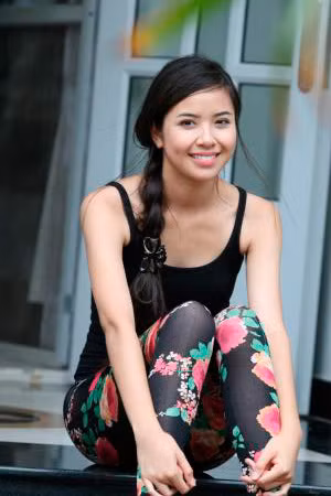 Kiều Khanh vừa khỏe khoắn vừa nữ tính với tanktop đen, legging hoa. Xem thêm: Khi Sao ghét mặc...quần/Những kiểu quần "hot" nhất năm 2011