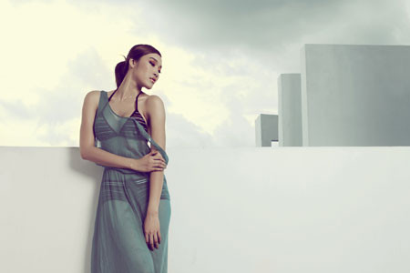 Sở hữu chiều cao 1,76m với số đo ba vòng khá chuẩn cùng khuôn mặt cá tính. Phạm Anh Thư tạo dáng bay bổng, ấn tượng cùng những chiếc váy được thiết kế để khoe những nét gợi cảm của người phụ nữ.