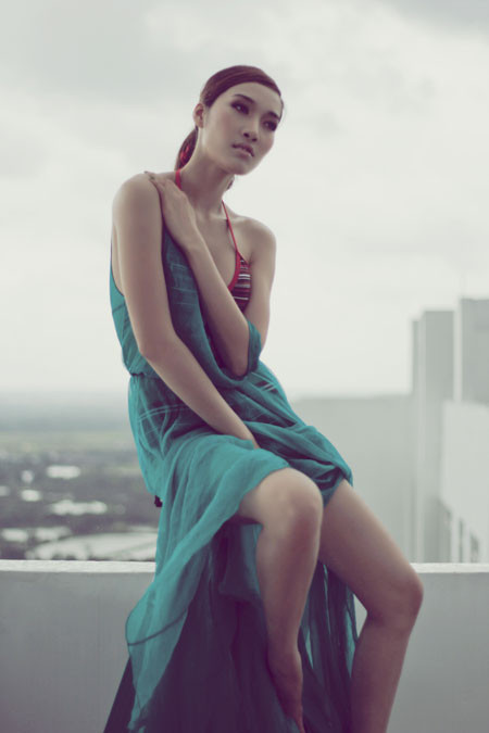 Với chiếc váy màu xanh, Phạm Anh Thư lại thể hiện thành công hình ảnh một cô gái vừa dịu dàng lại vừa cá tính. Trong bức hình này cô cũng đang ngồi khoe thân ngọc dáng ngà trên đỉnh cao chọc trời của một tòa nhà. Xem thêm: Nữ hoàng nội y Ngọc Trinh/Á hậu Hoàng Yến/Siêu mẫu Thanh Hằng