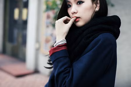 Với chuỗi vòng tay ấn tượng này, sẽ thật tuyệt vời nếu bạn mix cùng trang phục khỏe khoắn như áo pull, jeans, áo nỉ cá tính.