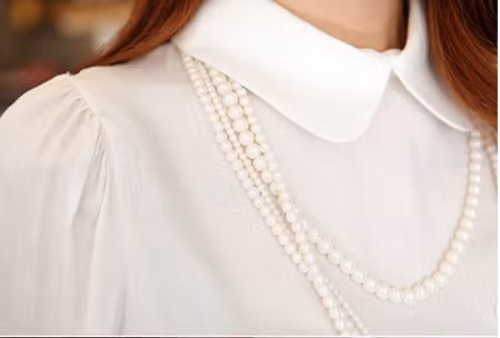 Nổi bật nhất là vòng cổ “double” với 2-3 chuỗi vòng được mix với nhau. Sự biến tấu này sẽ mang tới người sử dụng hình ảnh trẻ trung, đáng yêu và rất tiểu thư.