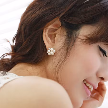 Sự đột phá của khuyên tai thiên về kiểu dáng và chất liệu khác đi kèm… không chỉ đơn giản là 1 hạt ngọc đơn điệu, mà chúng được kết hợp với những chất liệu khác như đá màu sắc, kim loại rất duyên dáng và đáng yêu.