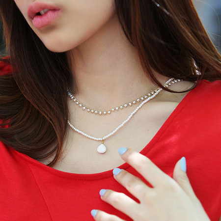 Không quá rườm rà như vòng tay nhưng những chiếc vòng cổ ngọc trai cũng được biến tấu khá nhiều về kiểu dáng. Không quá rườm rà như vòng tay nhưng những chiếc vòng cổ ngọc trai cũng được biến tấu khá nhiều về kiểu dáng.