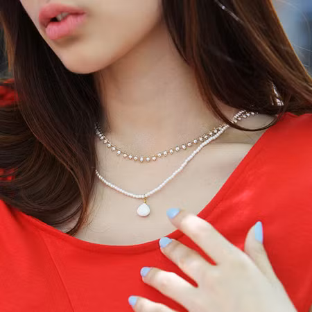 Không quá rườm rà như vòng tay nhưng những chiếc vòng cổ ngọc trai cũng được biến tấu khá nhiều về kiểu dáng.