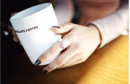 Cũng như khuyên tai nhẫn ngọc trai cũng được biến tấu khá nhiều về kiểu dáng, sẽ là chiếc nhẫn bản lớn với sự kết hợp của 2-3 viên ngọc, hay sự phá cách giữa ngọc trai và pha lê sẽ mang tới cho người sử dụng một hình ảnh mới mẻ và nữ tính.