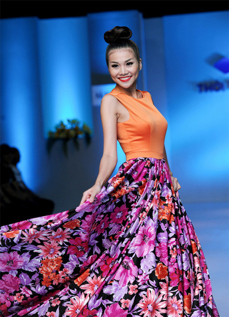 Thanh Hằng nhí nhảnh trong những chiếc váy hoa - xu hướng nổi bật của mùa Xuân, thích hợp cho các bạn trẻ. Xem thêm: Tăng Thanh Hà tuyệt xinh/Minh Hằng sexy/Hồ Ngọc Hà tuyệt đẹp Thanh Hằng nhí nhảnh trong những chiếc váy hoa - xu hướng nổi bật của mùa Xuân, thích hợp cho các bạn trẻ. Xem thêm: Tăng Thanh Hà tuyệt xinh/Minh Hằng sexy/Hồ Ngọc Hà tuyệt đẹp