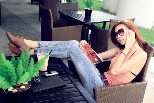 Những lúc ra ngoài thư giãn, nhất là vào ngày hè nóng nực, Thanh Hằng chọn quần jeans với chất liệu có giãn và áo thun ba lỗ. Tuy nhiên, kiểu áo này không thích hợp cho những bạn gái có bắp tay to, vai thô hay quá gầy. Còn chiếc quần màu sáng lại là lựa chọn khôn khéo của bạn gái có phần dưới nhỏ bé. Chùm ảnh: Ngoisao Những lúc ra ngoài thư giãn, nhất là vào ngày hè nóng nực, Thanh Hằng chọn quần jeans với chất liệu có giãn và áo thun ba lỗ. Tuy nhiên, kiểu áo này không thích hợp cho những bạn gái có bắp tay to, vai thô hay quá gầy. Còn chiếc quần màu sáng lại là lựa chọn khôn khéo của bạn gái có phần dưới nhỏ bé. Chùm ảnh: Ngoisao