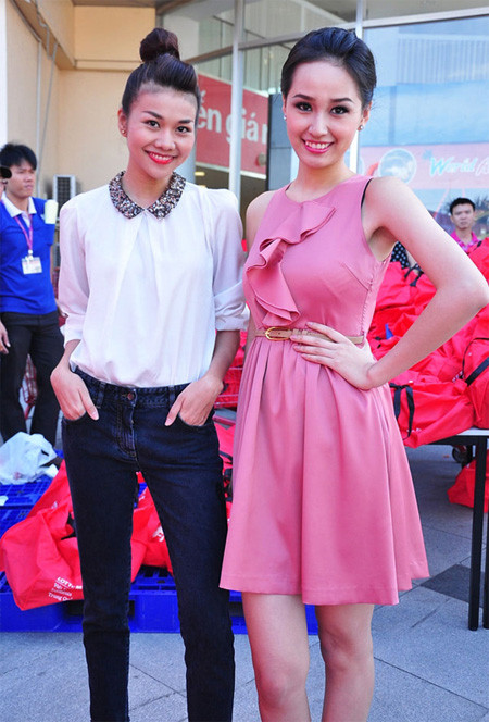 Áo sơ mi có cổ Perter Pan này được rất nhiều bạn gái yêu thích vì dễ mix đồ và mang tới vẻ đẹp duyên dáng. Xem thêm: Những kiểu tóc "gắn mác" Thanh Hằng/Mix đồ đẹp như Sao Áo sơ mi có cổ Perter Pan này được rất nhiều bạn gái yêu thích vì dễ mix đồ và mang tới vẻ đẹp duyên dáng. Xem thêm: Những kiểu tóc "gắn mác" Thanh Hằng/Mix đồ đẹp như Sao