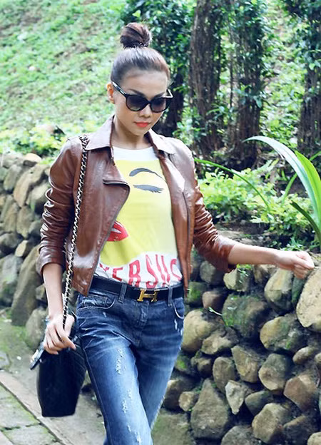 Cô nàng siêu mẫu cũng không quên mix quần jeans với áo khoác da để mình thêm cá tính. Xem thêm: Những kiểu tóc "gắn mác" Thanh Hằng/Mix đồ đẹp như Sao