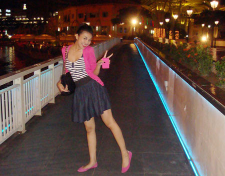 Kết hợp với cardigan, giày bệt và phụ kiện cùng tông hồng tươi trẻ. Xem thêm: Những kiểu tóc "gắn mác" Thanh Hằng/Mix đồ đẹp như Sao Kết hợp với cardigan, giày bệt và phụ kiện cùng tông hồng tươi trẻ. Xem thêm: Những kiểu tóc "gắn mác" Thanh Hằng/Mix đồ đẹp như Sao