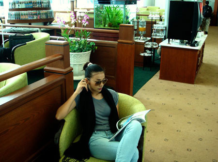 Trong chuyên "du hí" Singapore, Minh Hằng luôn chọn phong cách khỏe khoắn và đơn giản: Quần jeans, áo phông... Chùm ảnh: Dantri Trong chuyên "du hí" Singapore, Minh Hằng luôn chọn phong cách khỏe khoắn và đơn giản: Quần jeans, áo phông... Chùm ảnh: Dantri