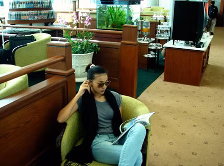 Trong chuyên "du hí" Singapore, Minh Hằng luôn chọn phong cách khỏe khoắn và đơn giản: Quần jeans, áo phông... Chùm ảnh: Dantri