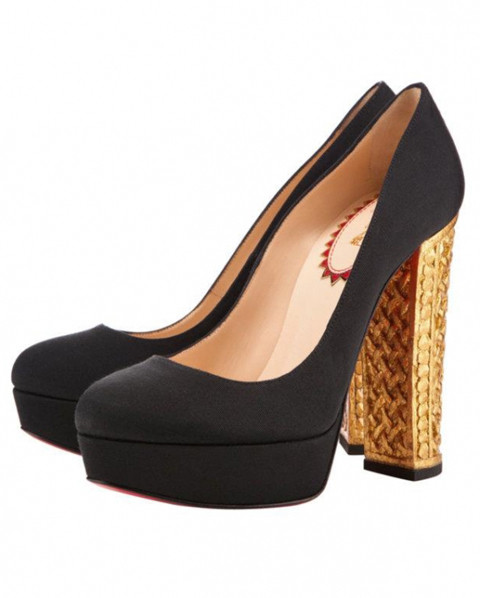 Thay thế phần gót màu đỏ thường thấy là đôi giày với phần gót màu vàng lạ mắt. Thay thế phần gót màu đỏ thường thấy là đôi giày với phần gót màu vàng lạ mắt.